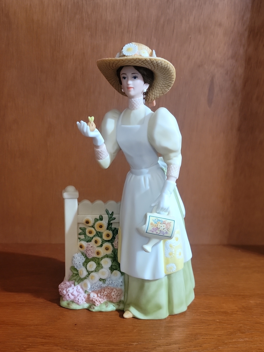 Avon 2008 Presidents Club Mrs. Albee Figurine